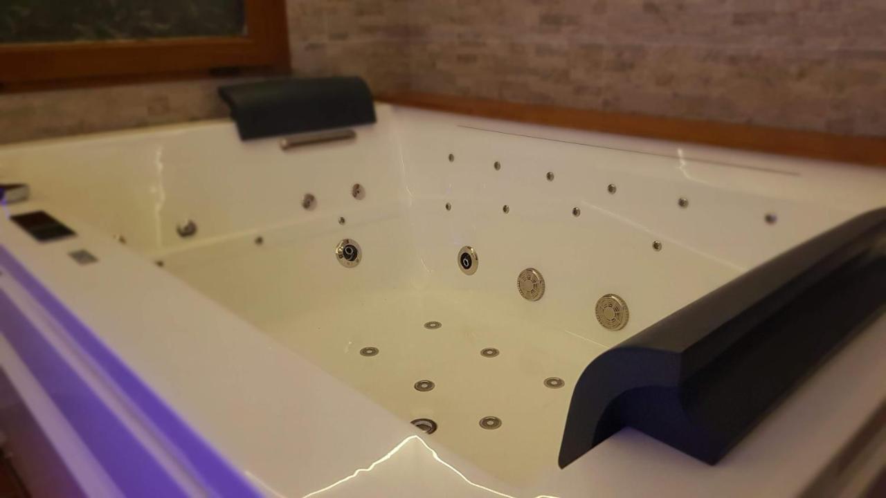 Villa Camilla - Tiny - Exclusive Pool Lukka Zewnętrze zdjęcie